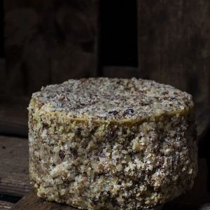 Semicurado con nueces y pimienta rosa (queso) karmage fermentado vegano