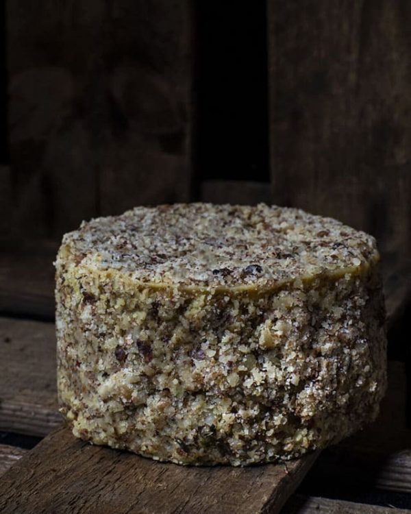 Polokvašená veganská fermentovaná karmage s vlašskými ořechy a růžovým pepřem (sýrem)