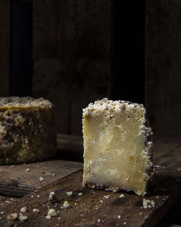 Ceviz ve pembe biber (peynir) ile yarı kürlenmiş vegan fermente karmage