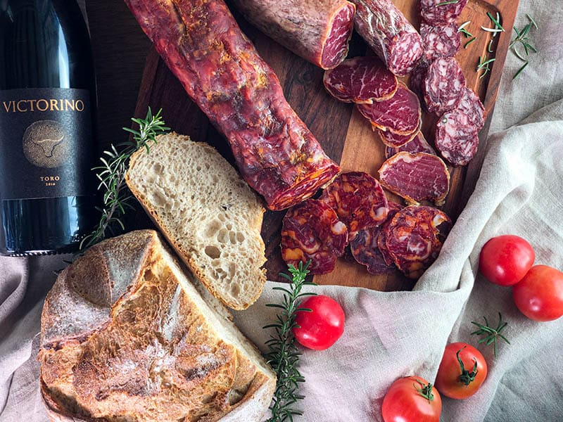 Cómo disfrutar de los mejores jamones Ibéricos de bellota y embutidos ibéricos españoles en Francia