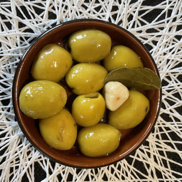 Les Garrigues kivettömiä kultaisia ​​oliiveja