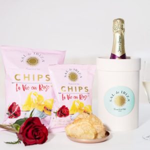 Crujientes, sofisticadas y absolutamente irresistibles. Las Chips "La Vie en Rose" de SAL de IBIZA son mucho más que unas simples patatas: son una experiencia gourmet para los sentidos.