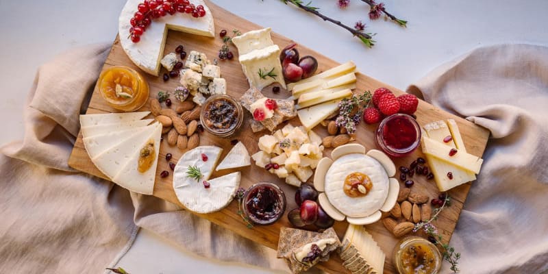  Descubre cómo la Miel y las Mermeladas realzan el sabor de tus quesos favoritos