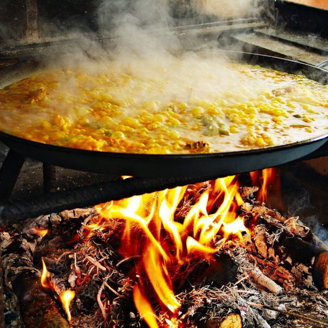 Cocina Mediterránea: Paella, Risotto y Maridajes con Vinos Blancos y Espumosos