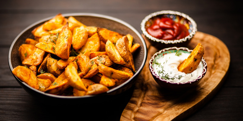 Patatas Bravas: una tapa de leyenda, dos salsas con alma española Salsas y condimentos
