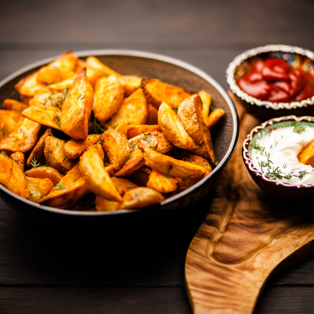 Patatas Bravas: una tapa de leyenda, dos salsas con alma española Patatas Bravas: una tapa de leyenda, dos salsas con alma española