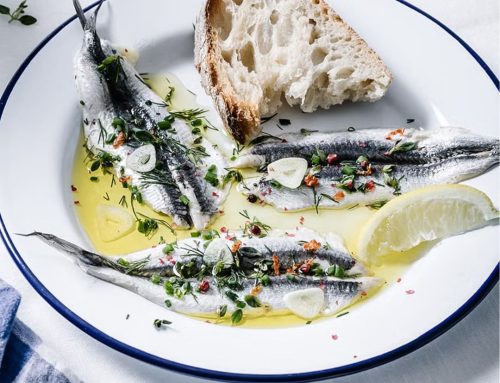 Boquerones en vinagre con hierbas aromáticas y chile