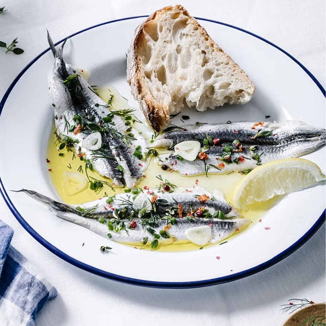 Boquerones en vinagre con hierbas aromáticas y chile Boquerones en vinagre con hierbas aromáticas y chile