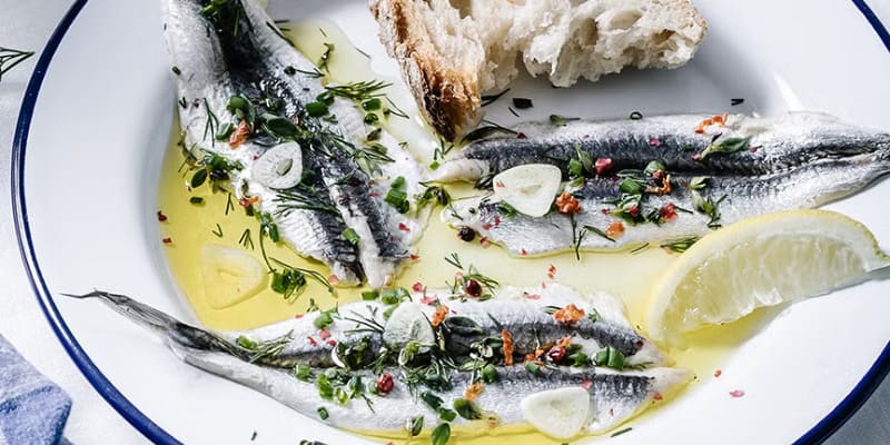 Boquerones en vinagre con hierbas aromáticas y chile