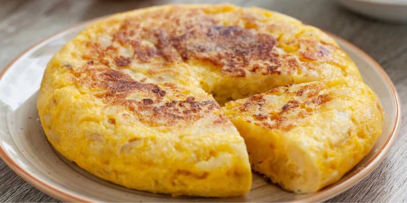 Tortilla de Patatas Española: Con o Sin Cebolla, el Plato que Conquista al Mundo