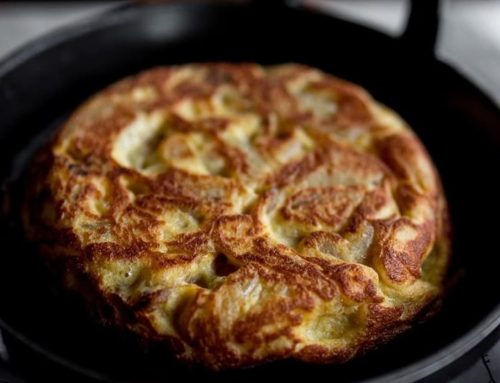 Tortilla de Patatas Española: Con o Sin Cebolla, el Plato que Conquista al Mundo
